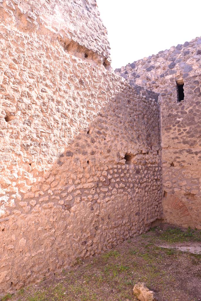 I.4.26 Pompeii. October 2019. East wall with upper floors.
Foto Tobias Busen, ERC Grant 681269 DCOR.
