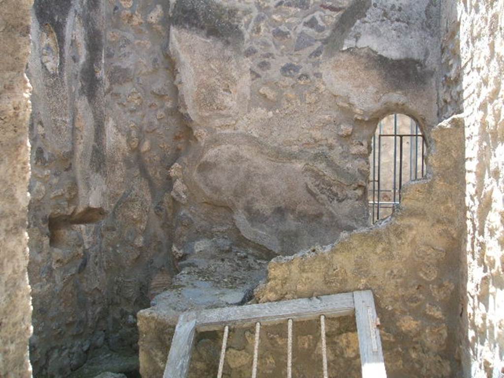 I.4.26 Pompeii. May 2005. Looking west into doorway of room under the steps of I.4.25, found on east side of entrance corridor of I.4.25. To the left, would have been the latrine for the wool-shop.

