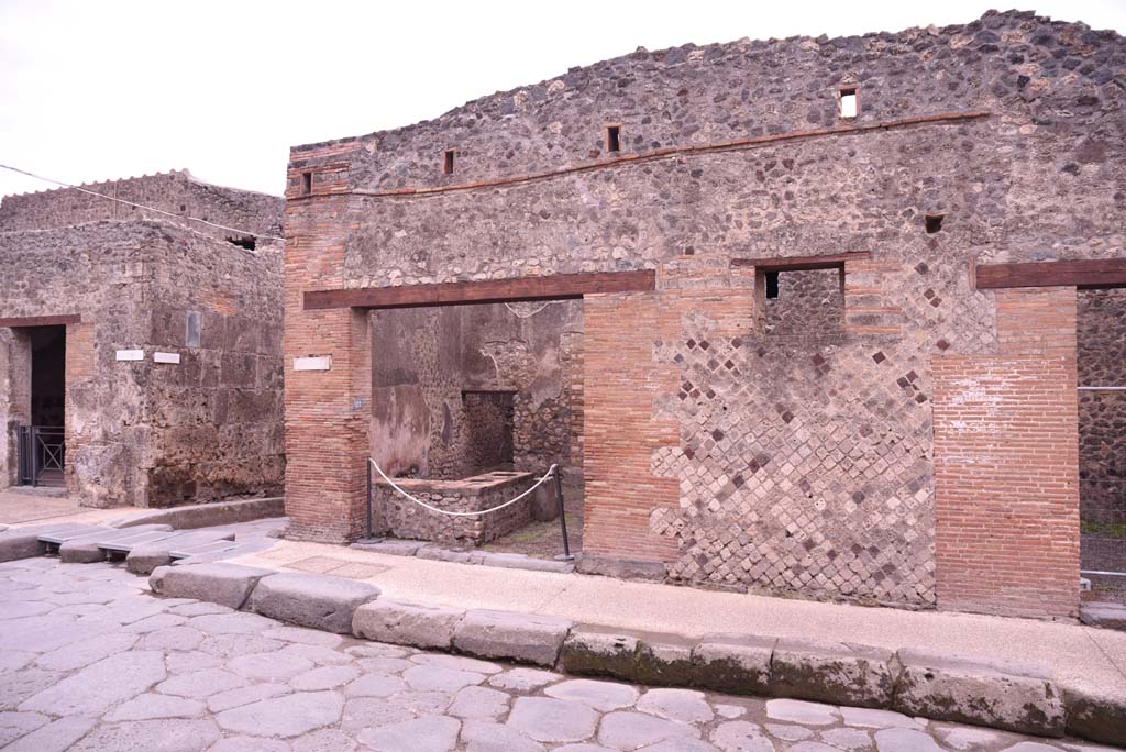 I.4.27 Pompeii, in centre. October 2019. Looking south. On the left is I.6.12 and Vicolo del Citarista.,
Foto Tobias Busen, ERC Grant 681269 DCOR.
