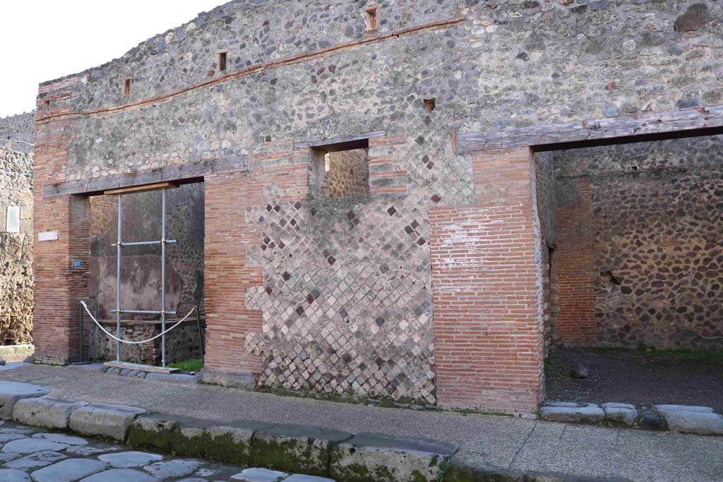 I.4.27 Pompeii, on left. December 2018. Looking south to entrance doorway on Via dellAbbondanza. Photo courtesy of Aude Durand.