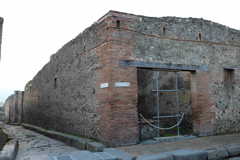 I.4.27 Pompeii. December 2018. North-east corner of Insula 4 of Reg. I, with doorway to I.4.27, on right. Photo courtesy of Aude Durand.