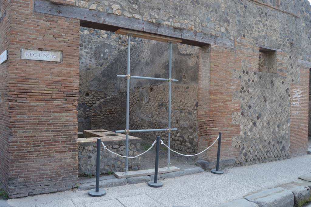 I.4.27 Pompeii. October 2017. Looking south to entrance doorway.
Foto Taylor Lauritsen, ERC Grant 681269 DCOR.

