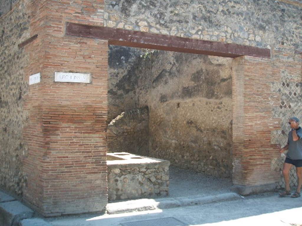 I.4.27 Pompeii. May 2005. Entrance on Via dellAbbondanza.
Somewhere in this tavern Sogliano described a painting of gladiators:
Coppia di gladiatori combattenti lun contro laltro; sono armati di elmo cristato, di grand escudo rettangolare, di gambali e di gladio impugnato
See Sogliano, A., 1879. Le pitture murali campane scoverte negli anni 1867-79. Napoli. (p.138, no 667)
Jacobelli says no trace of this fresco remains visible today.  
She described Pair of gladiators in combat: they are armed with crested helmets, large, rectangular shields, leggings and swords.  
See Jacobelli, L., 2003. Gladiators at Pompeii. Rome: LErma di Bretschneider. (p.73).
 
