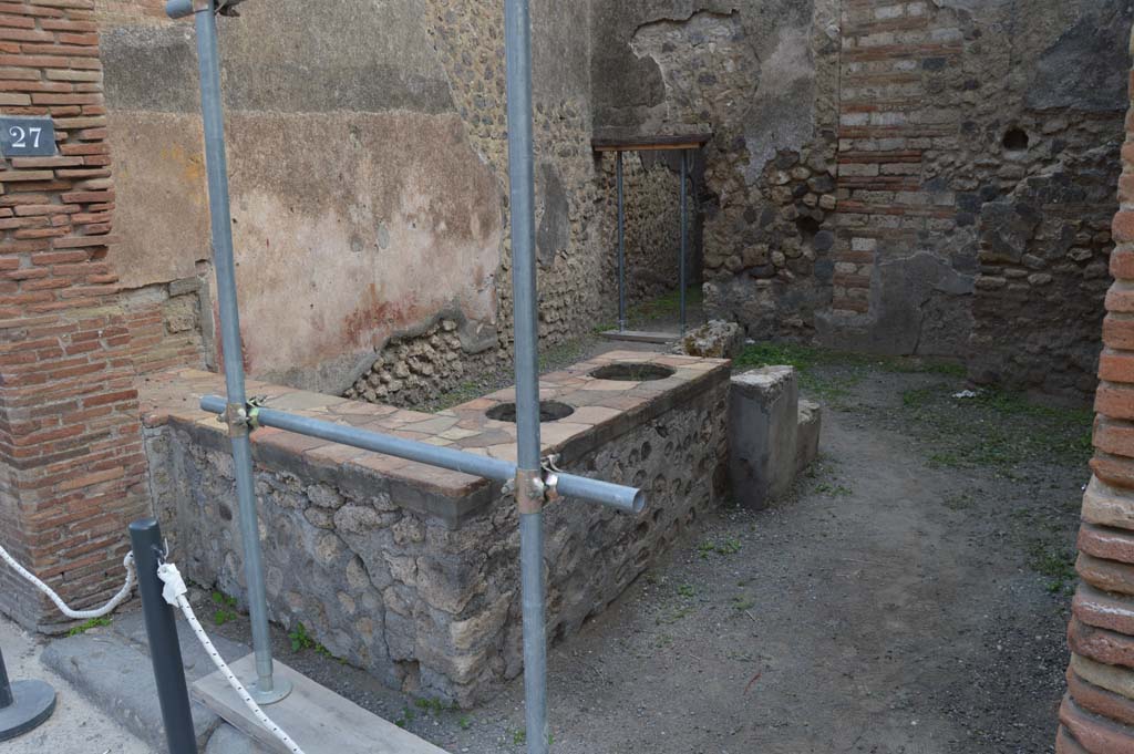 I.4.27 Pompeii. October 2017. Looking south-east across counter towards door to rear room.
Foto Taylor Lauritsen, ERC Grant 681269 DCOR.
