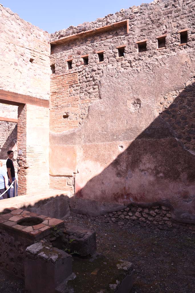 I.4.27 Pompeii. October 2019. Looking across counter to east wall.
Foto Tobias Busen, ERC Grant 681269 DCOR.

