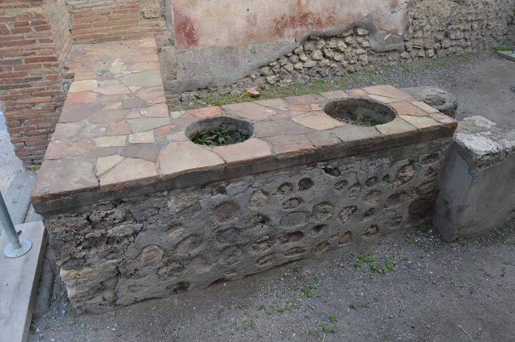 I.4.27 Pompeii. October 2017. Looking east across counter in shop-room.
Foto Taylor Lauritsen, ERC Grant 681269 DCOR.

