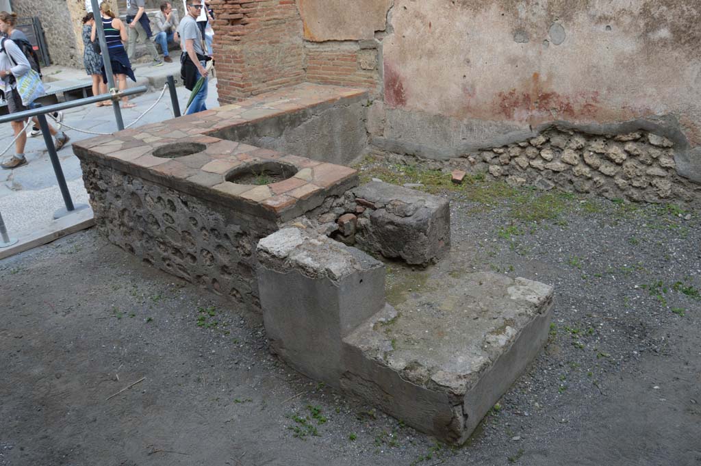 I.4.27 Pompeii. October 2017. Looking north-east from hearth at rear of counter towards entrance onto Via dellAbbondanza.
Foto Taylor Lauritsen, ERC Grant 681269 DCOR.
