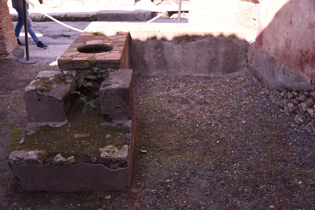 I.4.27 Pompeii. October 2019. Hearth and counter, from rear.
Foto Tobias Busen, ERC Grant 681269 DCOR.
