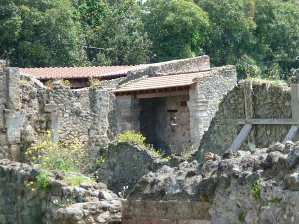 1.5.1 and I.5.2 Pompeii, structure between entrances, restored and renovated, with a new roof. May 2010.