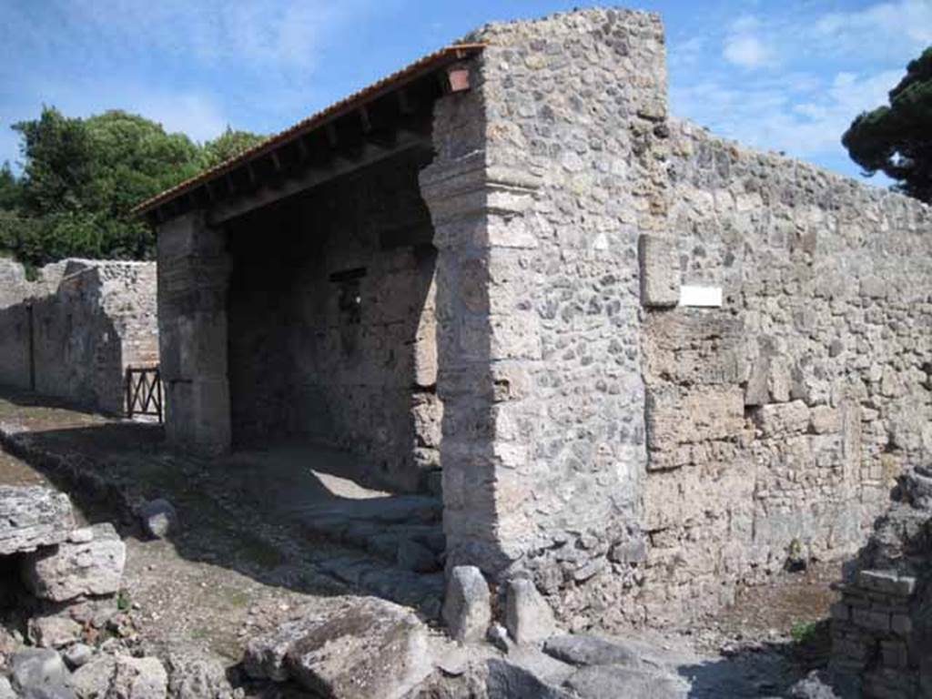 I.5.1 Pompeii. September 2010. Corner of Vicolo del Conciapelle, on left, and unnamed vicolo, on right. Photo courtesy of Drew Baker.