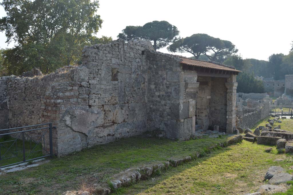 I.5.1, Pompeii, on right, with I.5.2, on left. October 2017. Looking south-west towards entrances.
Foto Taylor Lauritsen, ERC Grant 681269 DÉCOR.

