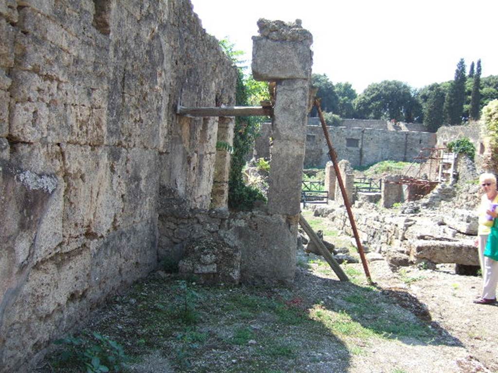 I.5.1 Pompeii. September 2005. Monumental structure in roadway between I.5.1 and I.5.2. Looking west towards street altar and bench, on east side of structure.


 
