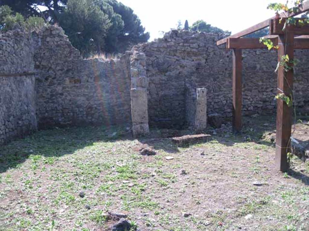 I.5.2 Pompeii. September 2010. South-west corner and west wall of peristyle area. Looking west. Photo courtesy of Drew Baker.
