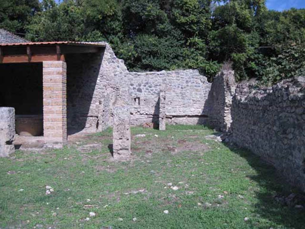 I.5.2 Pompeii. September 2010. Looking east across peristyle area. Photo courtesy of Drew Baker.