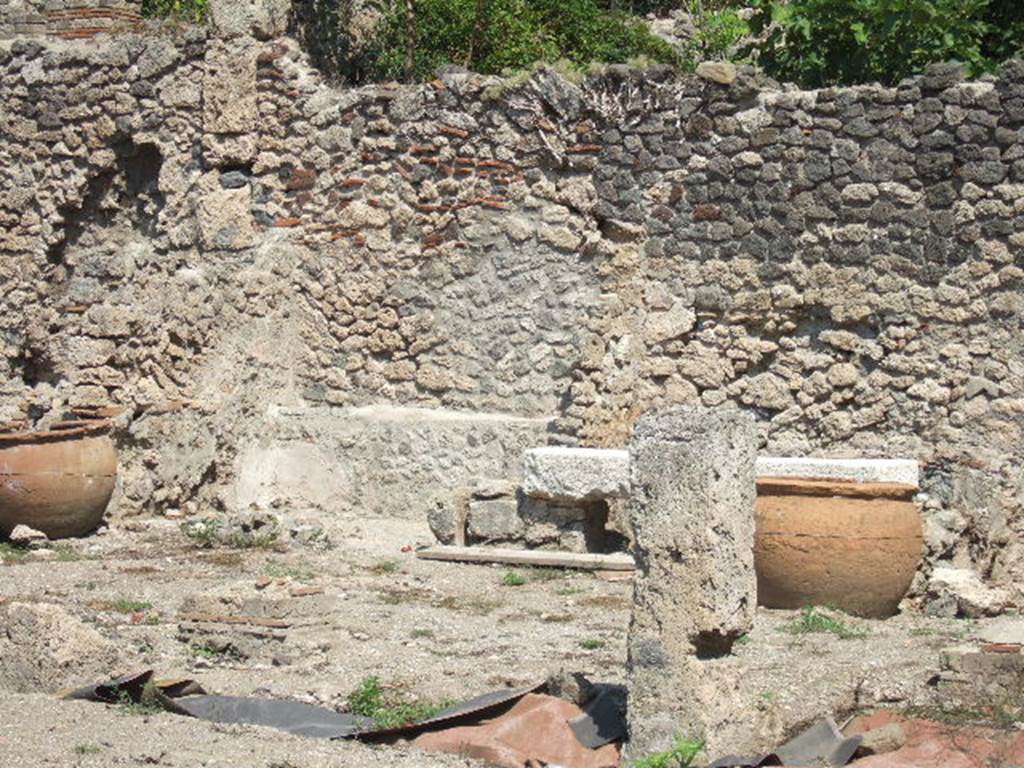 I.5.2 Pompeii. September 2005. Looking across east portico towards fifth and fourth divided compartments, in the centre bay.
