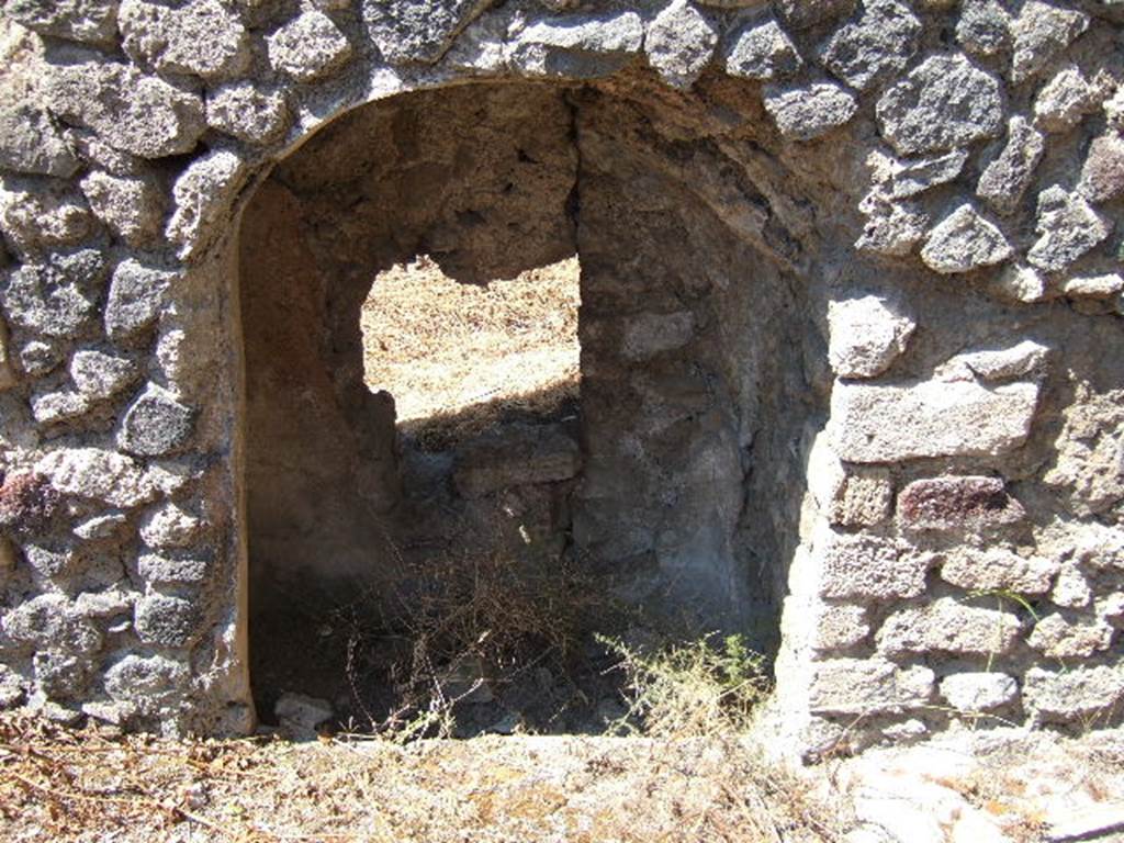 I.6.2 Pompeii. May 2006. South side of cryptoporticus, with alcove. Looking north through alcove towards garden area.
