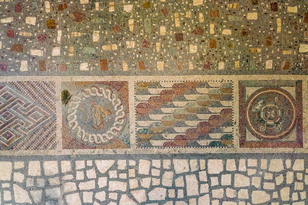 I.6.2 Pompeii. September 2019. West wall of oecus/triclinium.
Foto Annette Haug, ERC Grant 681269 DÉCOR.

