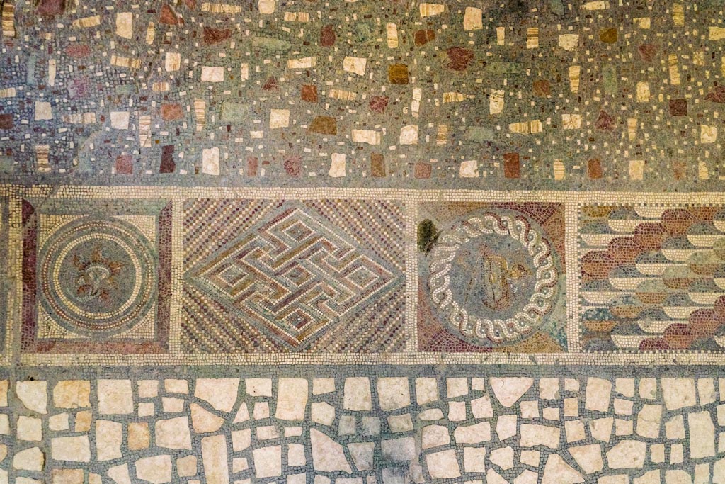 I.6.2 Pompeii. September 2019. Detail of central panel on west wall of oecus/triclinium.
Foto Annette Haug, ERC Grant 681269 DÉCOR.

