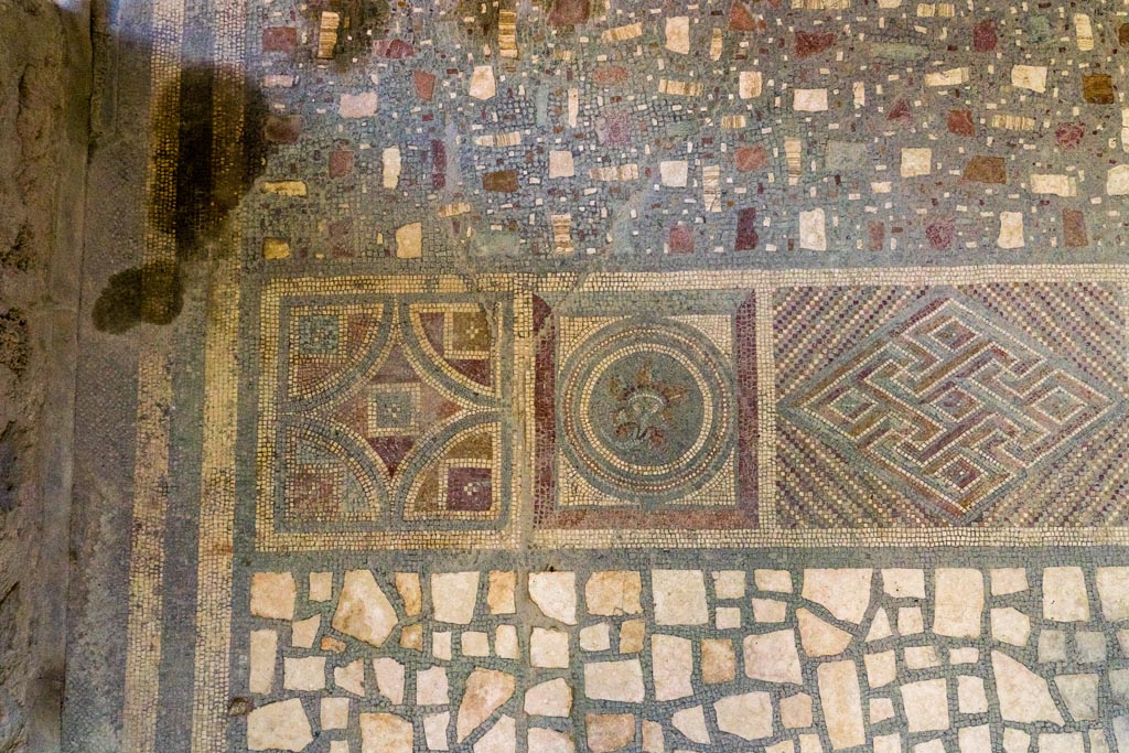 I.6.2 Pompeii. September 2019. Detail of panel at north end on upper west wall of oecus/triclinium.
Foto Annette Haug, ERC Grant 681269 DÉCOR.
