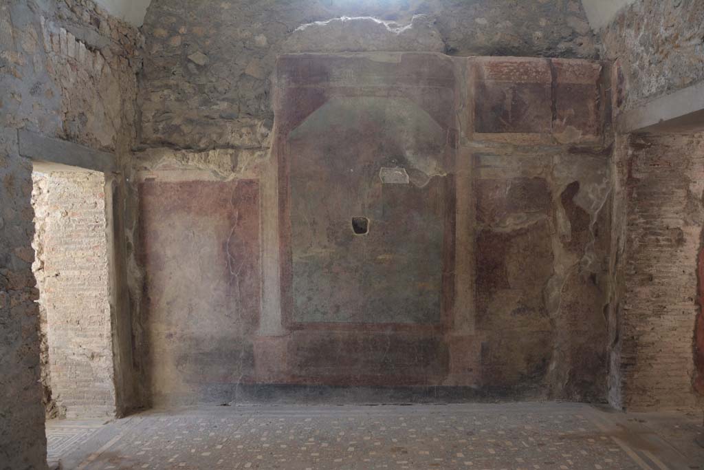 I.6.2 Pompeii. March 2019. Looking south along west wall of oecus/triclinium.
Foto Annette Haug, ERC Grant 681269 DÉCOR.
