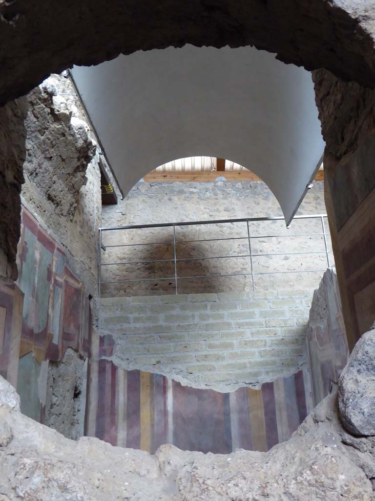 I.6.2 Pompeii. September 2017. Detail from west end of south wall of frigidarium.
Foto Annette Haug, ERC Grant 681269 DCOR.
