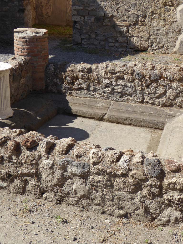 I.6.2 Pompeii. September 2017. Looking west across impluvium in atrium.
Foto Annette Haug, ERC Grant 681269 DÉCOR.
