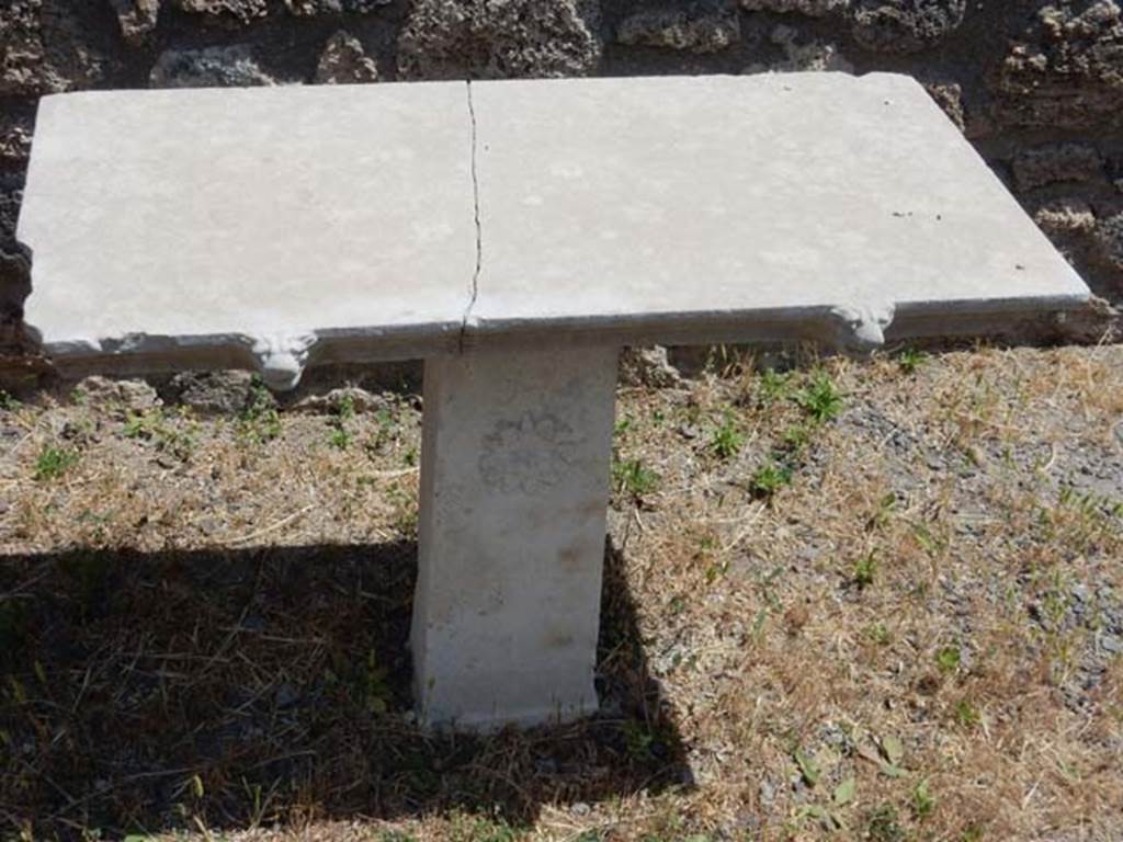 I.6.2 Pompeii. May 2017. Detail of marble table. Photo courtesy of Buzz Ferebee.   