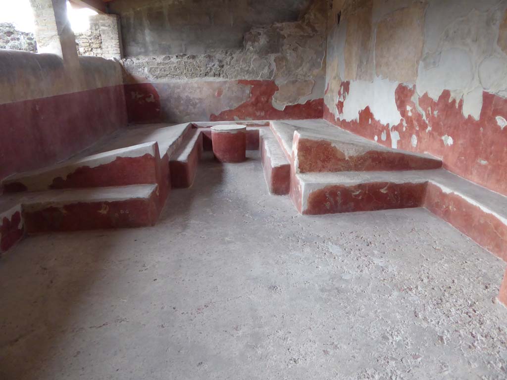 I.6.2 Pompeii. January 2017. Looking west, triclinium with table, against the west wall of the loggia.  
Foto Annette Haug, ERC Grant 681269 DCOR.

