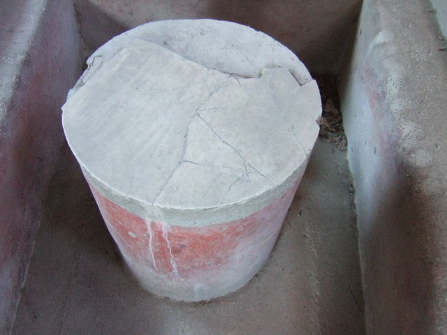 I.6.2 Pompeii. May 2016. Triclinium circular table. Photo courtesy of Buzz Ferebee.   
