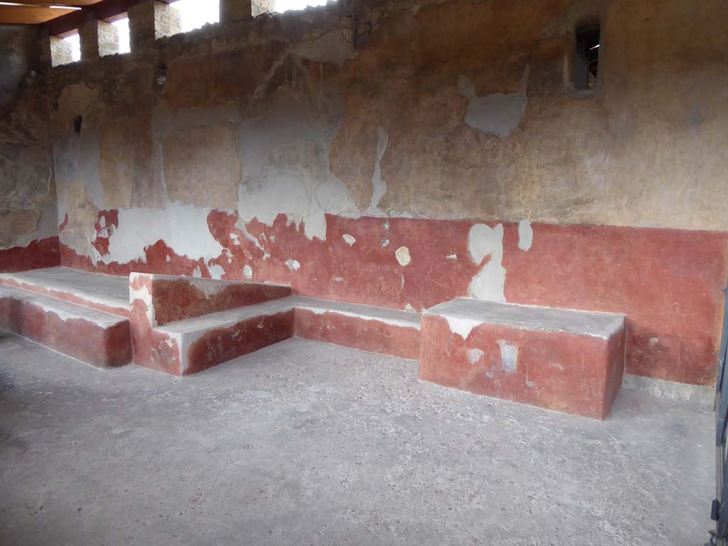 I.6.2 Pompeii. May 2006.  Triclinium circular table.    