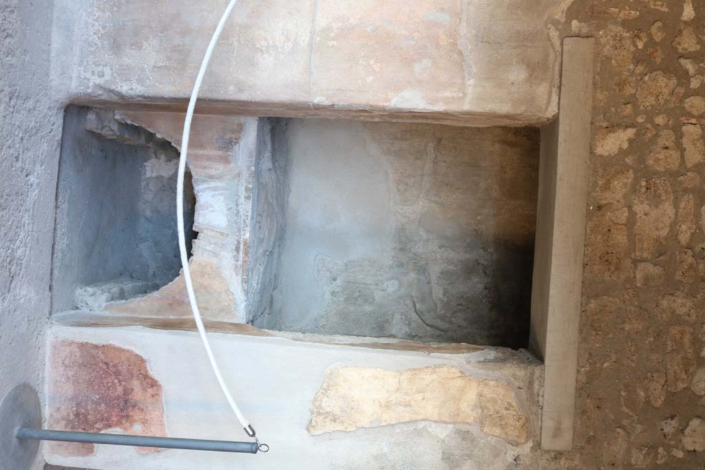 I.6.2 Pompeii. May 2016. Detail of triclinium on north side, with table. Photo courtesy of Buzz Ferebee.