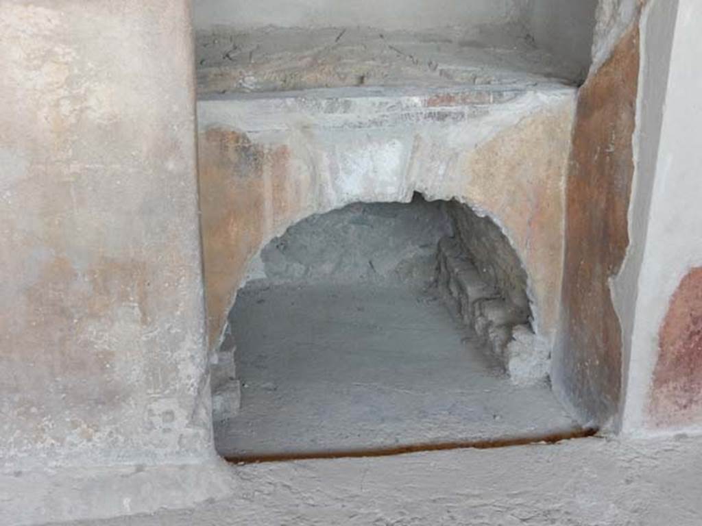 I.6.2 Pompeii. September 2019. Detail of recess in north wall. Photo courtesy of Klaus Heese. 