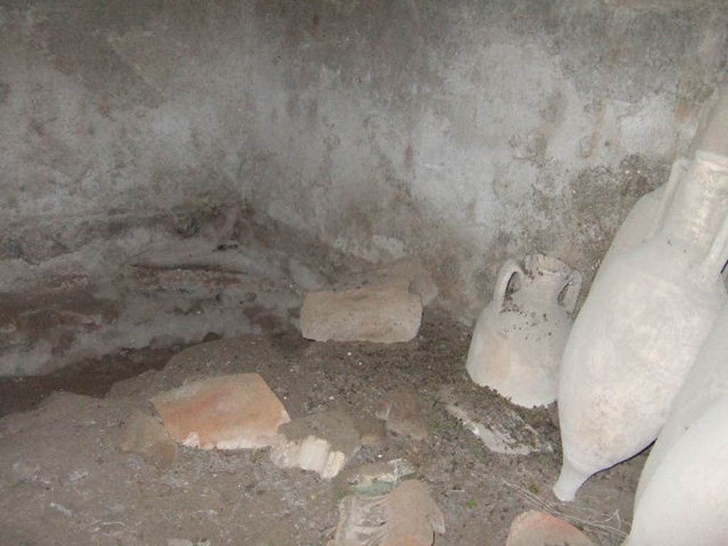 I.6.2 Pompeii. May 2006. Amphorae in cryptoporticus. 