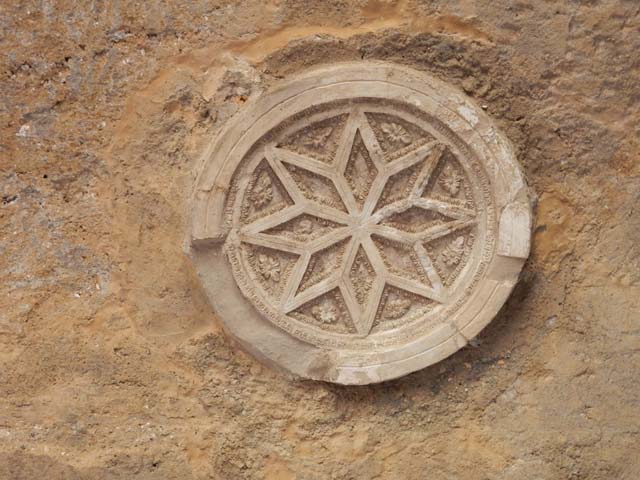 I.6.2 Pompeii. March 2019. Piece of stucco from ceiling of north wing of cryptoporticus.
Foto Annette Haug, ERC Grant 681269 DCOR.
