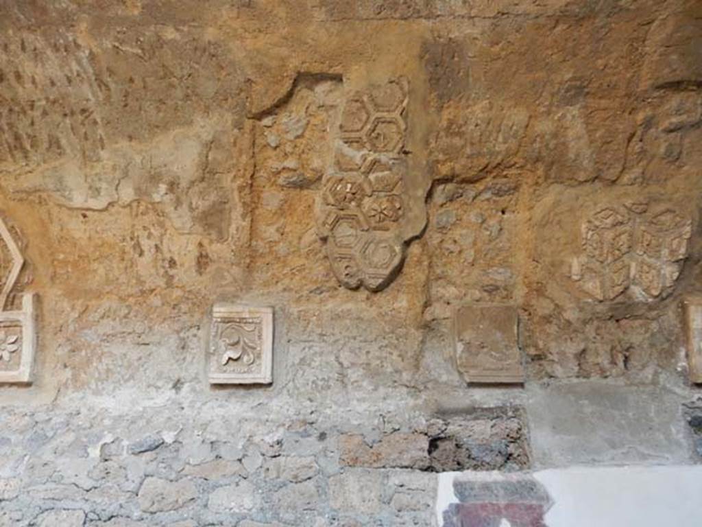 I.6.2 Pompeii. May 2016. Detail from stucco on ceiling above north wall of north wing. Photo courtesy of Buzz Ferebee.
