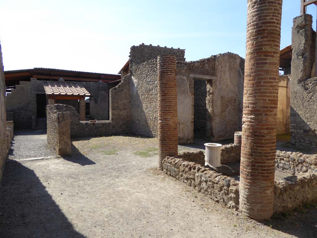 I.6.2 Pompeii. September 2017. Looking towards south side of atrium. On the right is the columned impluvium with a fluted marble puteal.
Foto Annette Haug, ERC Grant 681269 DÉCOR.


