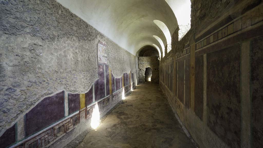 I.6.2 Pompeii. September 2017. Looking east along south wall of north wing of cryptoporticus.
Foto Annette Haug, ERC Grant 681269 DÉCOR.
