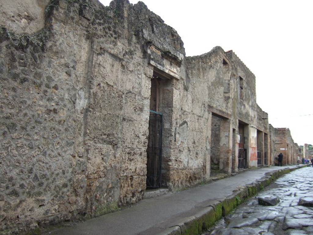 I.6.4 Pompeii. December 2005. Entrance doorway on south side of Via dell’Abbondanza.