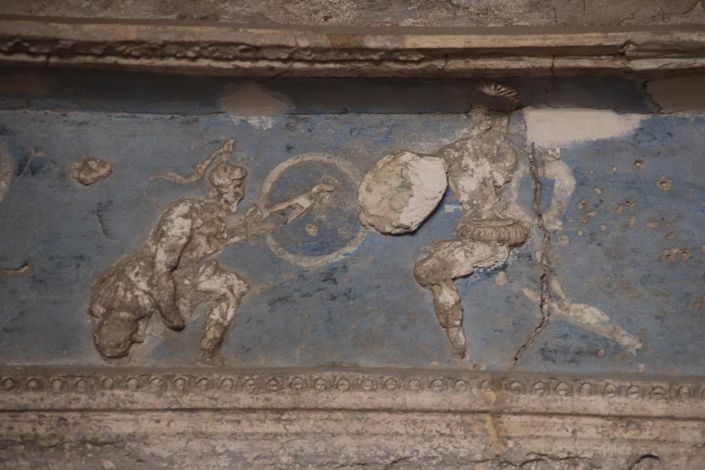I.6.4 Pompeii. October 2023. Room 16, detail from centre of frieze on south wall. Photo courtesy of Klaus Heese. 