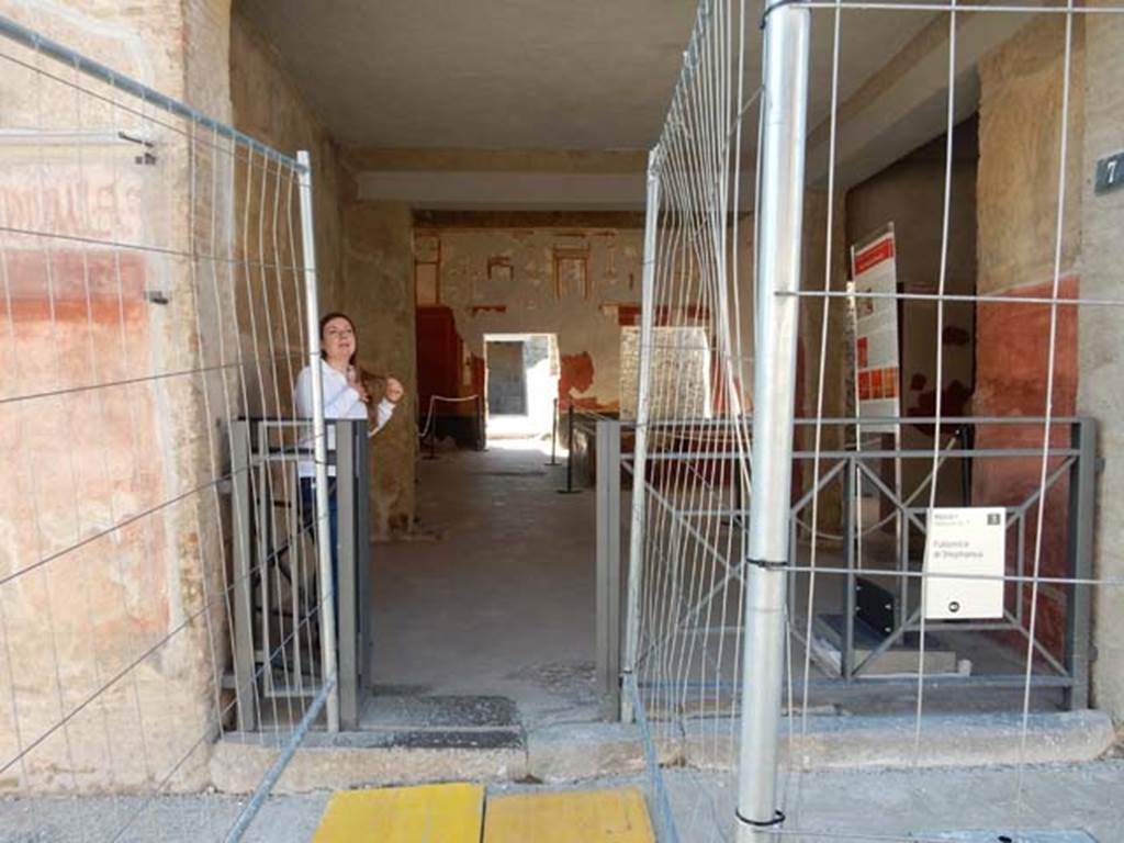 I.6.7 Pompeii. September 2015. Looking south to entrance threshold on west side of doorway.
Foto Annette Haug, ERC Grant 681269 DÉCOR.

