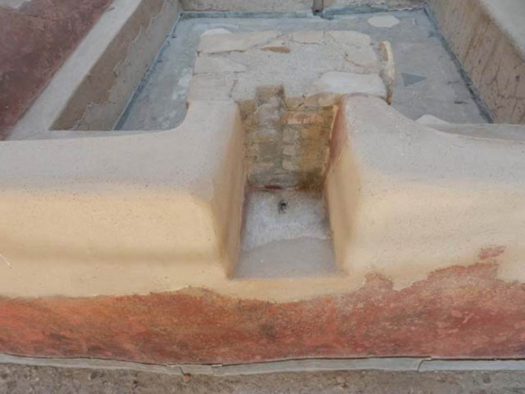 I.6.7 Pompeii. May 2016. Detail from the south end of the impluvium/vat. Looking north. Photo courtesy of Buzz Ferebee.
