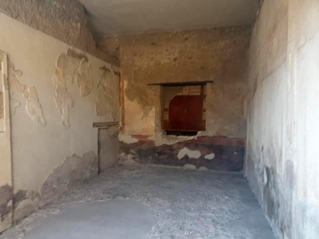 I.6.7 Pompeii. August 2023. 
Looking north in triclinium in the south-east corner, from the garden area. Photo courtesy of Maribel Velasco.

