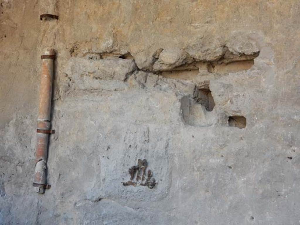 I.6.7 Pompeii. May 2016. South wall in kitchen. Photo courtesy of Buzz Ferebee.

