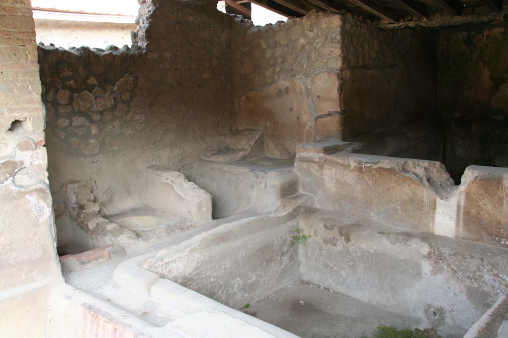 I.6.7 Pompeii. December 2018.Looking towards treading vats on west side of middle vat. Photo courtesy of Aude Durand.