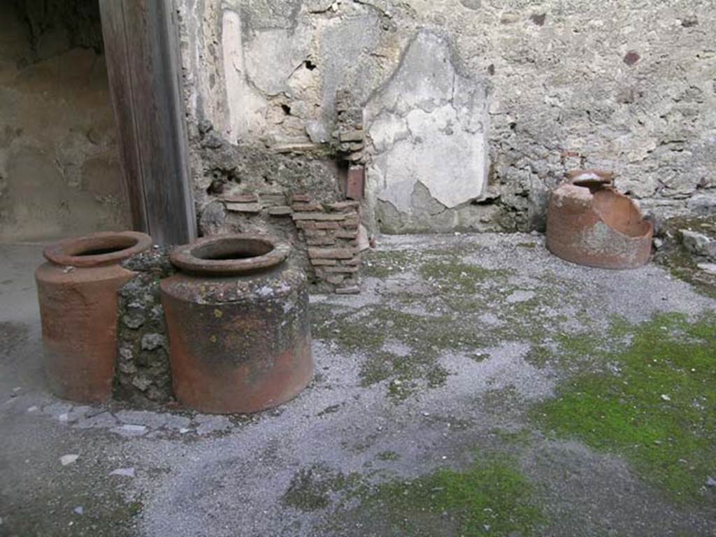 I.6.9 Pompeii. October 2004. Looking east across atrium. Photo courtesy of Nicolas Monteix.