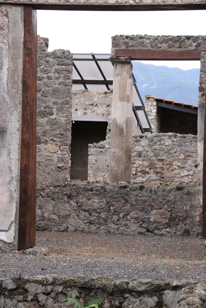 I.6.9 Pompeii. October 2020. 
South side of atrium with doorway to tablinum. Photo courtesy of Klaus Heese.
