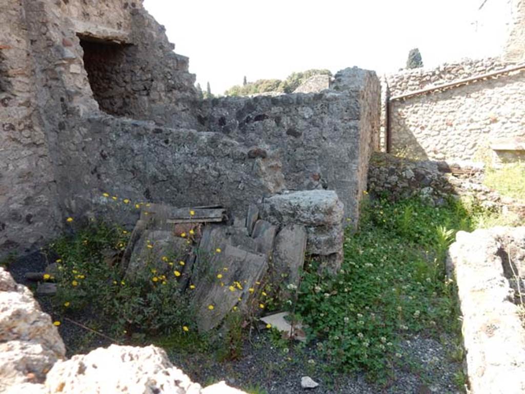 I.6.9 Pompeii. May 2016. Looking west across south side of peristyle area, from rear of I.6.7. Photo courtesy of Buzz Ferebee.
