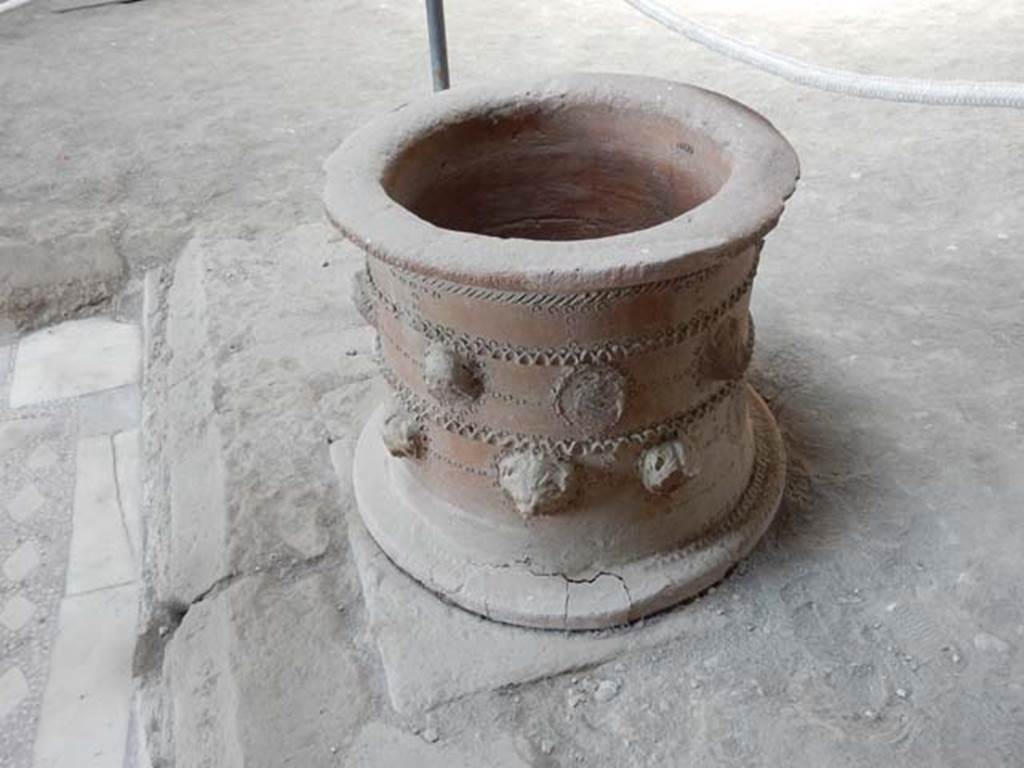 I.6.11 Pompeii. May 2015. Terracotta puteal. Photo courtesy of Buzz Ferebee. 

