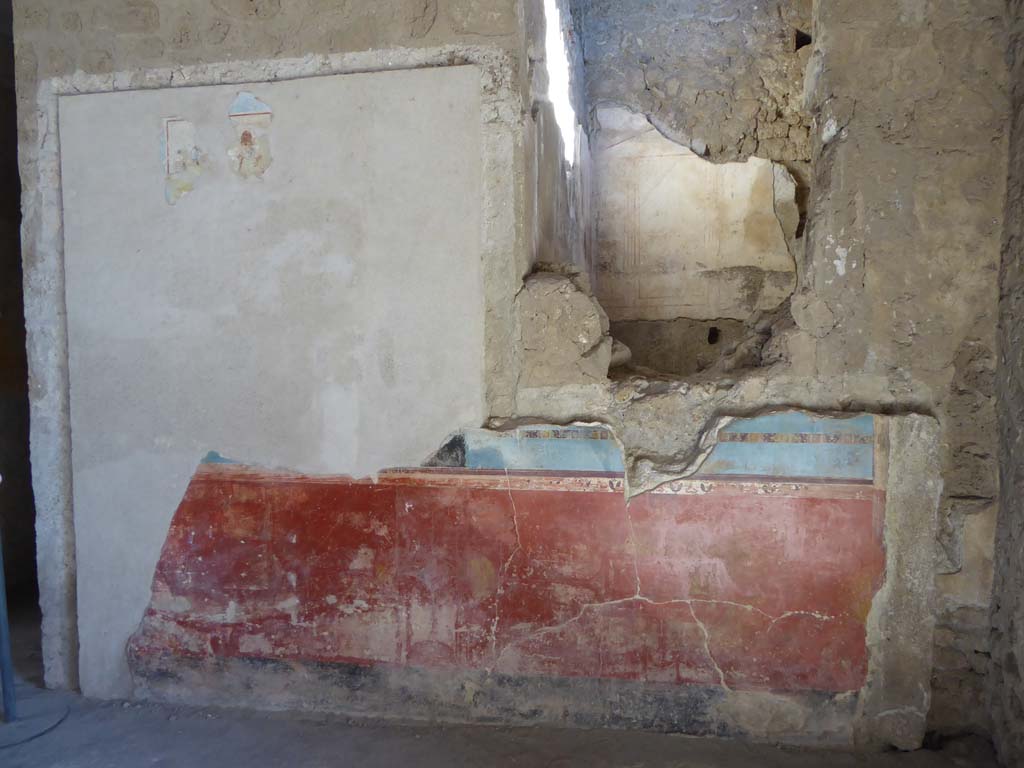 I.6.11 Pompeii. September 2015. Looking towards east wall of atrium on south side of the door to cubiculum 2, on left.
Foto Annette Haug, ERC Grant 681269 DÉCOR.



