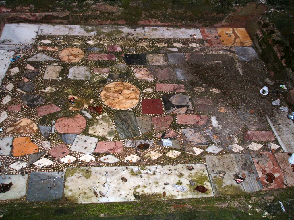 I.6.11 Pompeii. December 2004. Coloured marble impluvium base in atrium.